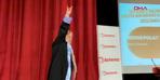 Diplomasını almak için pankartla çıktı